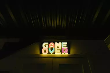 Insegna luminosa con scritto GAME OVER